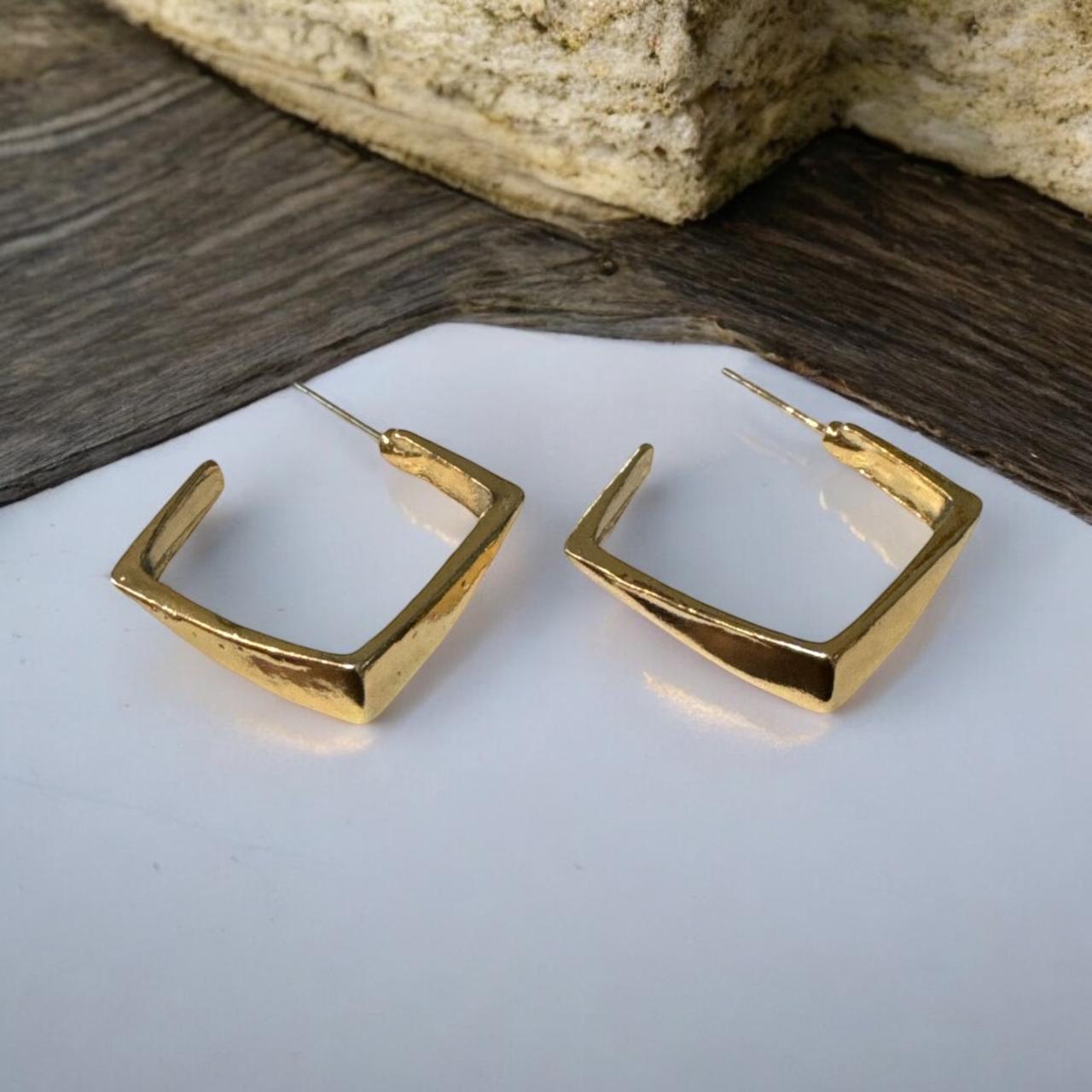 Minimal Square Hoops