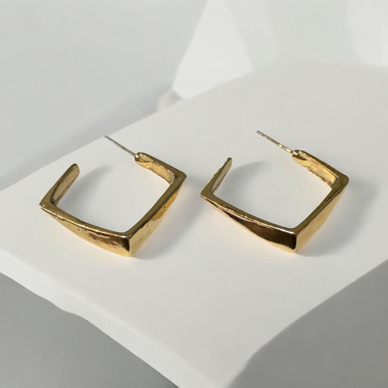 Minimal Square Hoops