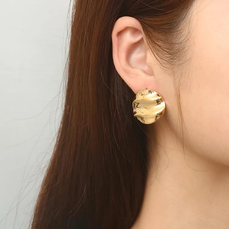 Wave Pattern Round Earring